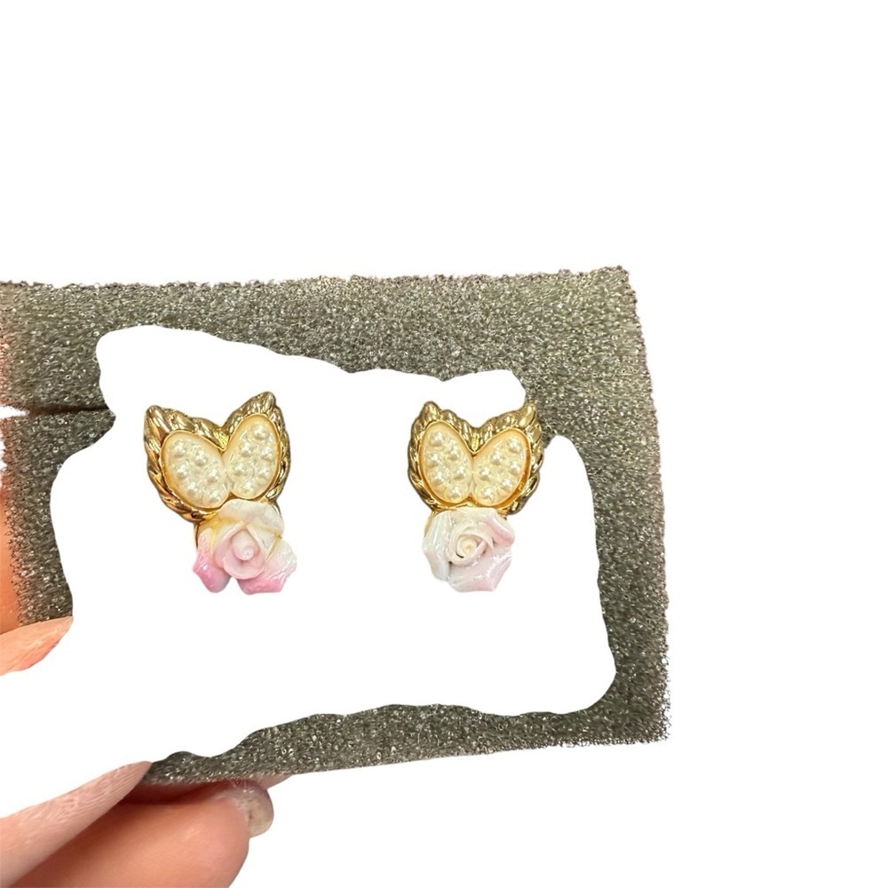 Avon “porcelain blossom” Goldtone and Pink Rose  clip Earrings NIB 1991 vintage